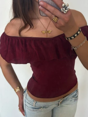 Offshoulder vinröd volangtopp - Såå fin Offshoulder vinröd volangtopp. OBS: ❗️Denna kommer säljas via budgivning i min Plick Live show + cocopanda giveaway den 26e Augusti kl 20.00, så denna går inte att köpa nu. Men skriv gärna om ni har frågor. Jag är 168 och det är mina bilder💖 