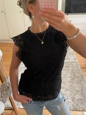 Svart spetsblus med korta ärmar - Så snygg svart blus i spets med fina detaljer. I mycket bra skick!! 🫶🏼🫶🏼