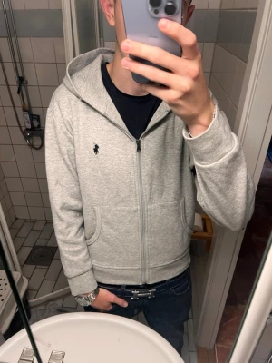 Ralph Lauren hoodie  - Ralph Lauren zip storlek small i mycket bra skick priset är ej satt i sten 