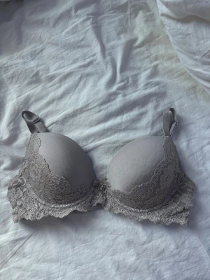 Grå bh med spetsdetaljer - Testad en gång, men aldrig riktigt använd grå bh med spets detaljer. Snygg, från Cubus och I storlek 75B 💗originalpris 249 🩷