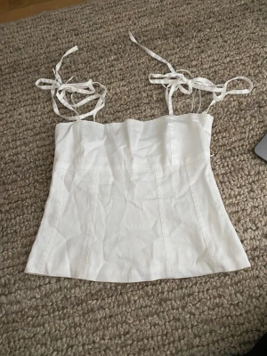 Helt ny vit topp Gina Tricot (14+) - Nyskick 