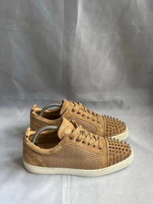 Beige Christian Louboutins  - Christian Louboutins beige | Skick - 9/10, mycket bra | Litet jack under sulan på vänster sko (se bild nmr 5) | Storlek - 42 | Inget og ingår | Äkta | Hör av er vid frågor eller funderingar 🙌