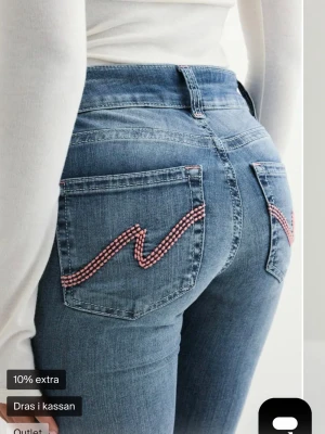 Jeans från Nelly  - säljer dessa så fina jeans från nelly🥰💕 , säljer då eftersom de va för små för mig. Prislappen finns kvar ! Nypris 699