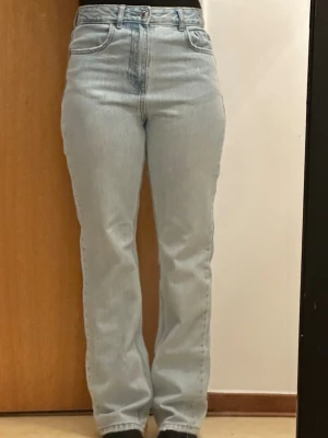 Ljusblå raka jeans med hög midja - Säljer mina ljusblå jeans från Stradivarius.De har rak passform och hög midja och är verkligen så enkla att matcha med olika outfits.💕💕💕