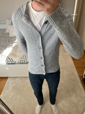 Ljusgrå stickad kofta med knappar från Massimo Dutti - Säljer en fet cardigan med knappar från Massimo Dutti i storleken M ✌🏼—————————————————————————                                                                      📐| Storlek: M                                                           👖| Märke: Massimo Dutti                                      🔎 | Skick: Fint skick                                                  ✍🏻 | Skriv om du har några frågor