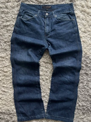 Bootcut Jeans - Säljer dessa byxor från Blend som är sjukt vintage. Säljs inte längre av blend och är rätt så unika av sig, fina bakfickor osv.  Storlek: W31 L30   Mått: Midja: 41 cm Längd: 96 cm Benöppning: 23 cm  Kondition: Väldigt bra skick! 8,5/10.  Fraktar samma dag eller dagen efter📦✅