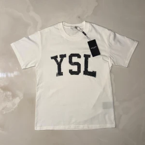 YSL T-shirt - Säljer en oanvänd YSL-t-shirt i vitt, storlek S. Skickar inom 24 timmar! 📦