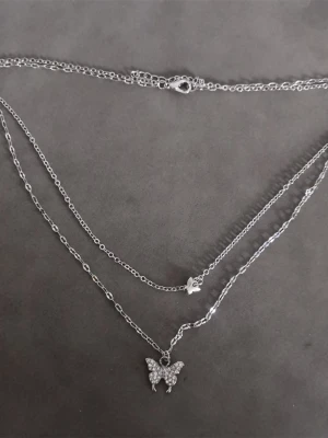 Halsband  - Materialet är legering + zirkon. Längd är 40cm. Kan förlängas med 5cm. (#411)
