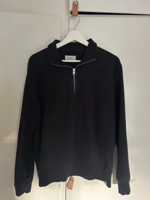 Mörkblå halvzip tröja - Stilren mörkblå tröja från lyxiga märket BLAW. Köptes i spanien för ca 1200kr🔥 Perfekt för lager på lager och enkel att matcha med olika outfits.