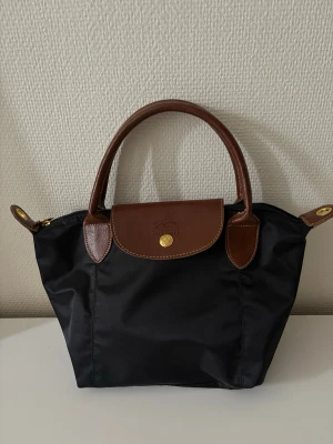 Svart handväska med bruna detaljer - Jätte fin liten svart handväska! 