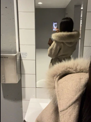 Beige päls kappa - Beige päls kappa. Storlek s/xs. Lite nopprig men inget som märks av. Älskar den men vill köpa i annan färg så denna behövs säljas ❤️