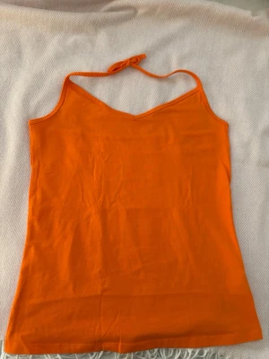 Orange halterneck topp med knytband - Samma som den gröna (har klippt ett vanligt linne)