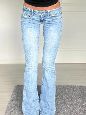 Jeans - Midjemått: 34cm rakt över, innerbenslängd: 81cm 💗