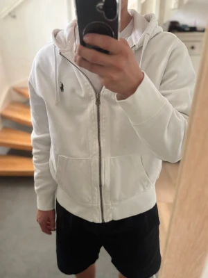 Vit Ralph lauren zip hoodie  - Vit zip hoodie i mycket fint skick. Hör av dig vid frågor. Pris kan diskuteras  hör av dig vid flera bilder