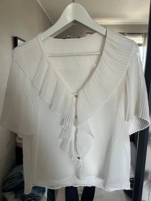 Vit volang topp - Säljer denna superfina vita volangtopprn från Zara❤️