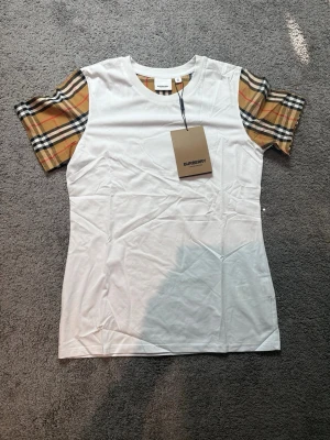 Vit buberry tshirt - Vit buberry tshirt Sitter som XXS
