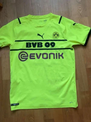 Gul Borussia Dortmund matchtröja Puma - Säljer denna äkta Dortmund tröja. Bra skick vara lite fläckar på vissa ställen. Skriv för mer bilder!