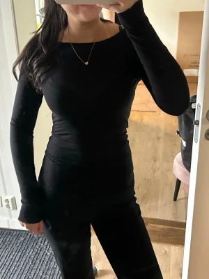 Svart långärmad topp med boatneck - Säljer en svart långärmad topp med boatneck och långa ärmar! Den är även lite genomskinlig🥰🥰🥰