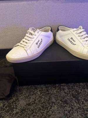 Vita Saint Laurent sneakers - Säljer ett par riktigt schyssta sneakers från Saint Laurent!| Allt og ingår självklart| hör av dig vid frågor eller funderingar!|