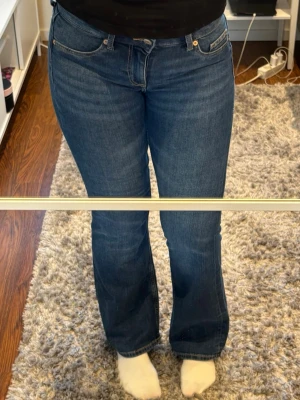 Mörkblå lågmidjade bootcut jeans - Lågmidjade mörkblåa jeans. Köpte på HM i London för 400 svenska kronor, använda 2 gånger men säljs pga för korta för mig ( är 167 cm)