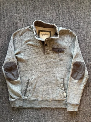 Abercrombie & fitch tröja ~ vintage  - Säljer nu denna Abercrombie tröjan | st L ~ 180–190cm | passar perfekt nu till kyligare dagar! Modellen produceras inte längre och är därav mycket eftertraktad | kan även gå ner lite i pris vid snabb affär🍁🫶