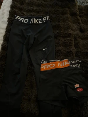 Nike Pro tights och shorts svart - Säljer både shortsen och byxorna då de inte kommer till användning längre och är i bra skick, skriv privat vid intresse 