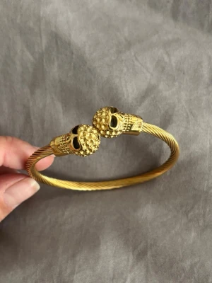 Armband  - Öppnad upp så man kan slidea på den 