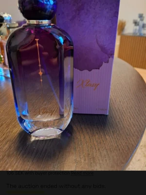 Xtasy parfym lila glasflaska - Säljer en parfym som heter Xtasy i en snygg lila glasflaska med gulddetaljer. Flaskan har en elegant, rundad form och kommer med matchande lila kartong. Perfekt för dig som gillar unika och stilrena doftflaskor. Ingen förpackning kvar