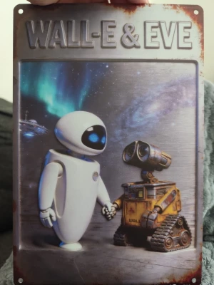Wall-E & Eve metallskylt - Cool metallskylt med motiv av Wall-E och Eve från filmen Wall-E. Skylten har en vintage-look med rostiga kanter och färgstarkt tryck på framsidan. Perfekt som dekoration i rummet för dig som gillar film och retrostil.