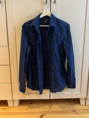 Blå skjorta från H&M - Mörkblå skjorta från H&M i slim fit-modell. 