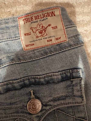 True Religion ljusblå jeans är lite slitna ner till men annars bra skick jag har storlek s och dem va lite för stora för mig   - Jeansen har låg midja, 