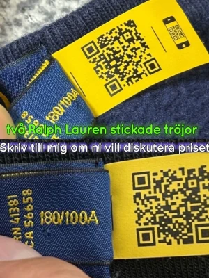 Två stickade Ralph Lauren tröjor  - Två Klassiska mörkblå stickade tröjor från Ralph Lauren med rund halsringning och det ikoniska röda Polo-logotypen broderad på bröstet. Tröjan har kabelstickat mönster och ribbade muddar vid ärmslut och nederkant. Perfekt för en stilren och tidlös look.