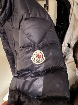 Moncler pufferjacka - Säljer en mörkblå pufferjacka från Moncler                  Storlek 3 (s-m) kvitto kommer vid frågan.                  Priser går att förhandla✌️