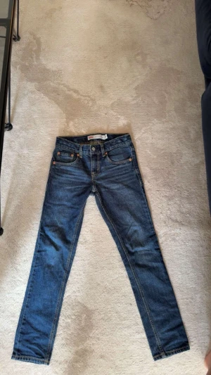 MörkB låLevi's jens - Hej fina jens från kidsbranstore