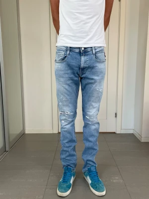 Replay Anbass Jeans  - Säljer nu dessa Replay Anbass Jeans med snygga slitningar i populär design, W32 o L32 med mått ca 41,5 o 105 cm. skriv för fler bilder/frågor🙌🏼