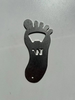 Rostfritt stål kapsylöppnare fot Bigfoot - Säljer en robust kapsylöppnare i rostfritt stål formad som en Bigfoot-fot. Perfekt till hemmabaren, grillkvällen eller som en rolig present. Gedigen kvalitet som öppnar flaskor utan problem.
