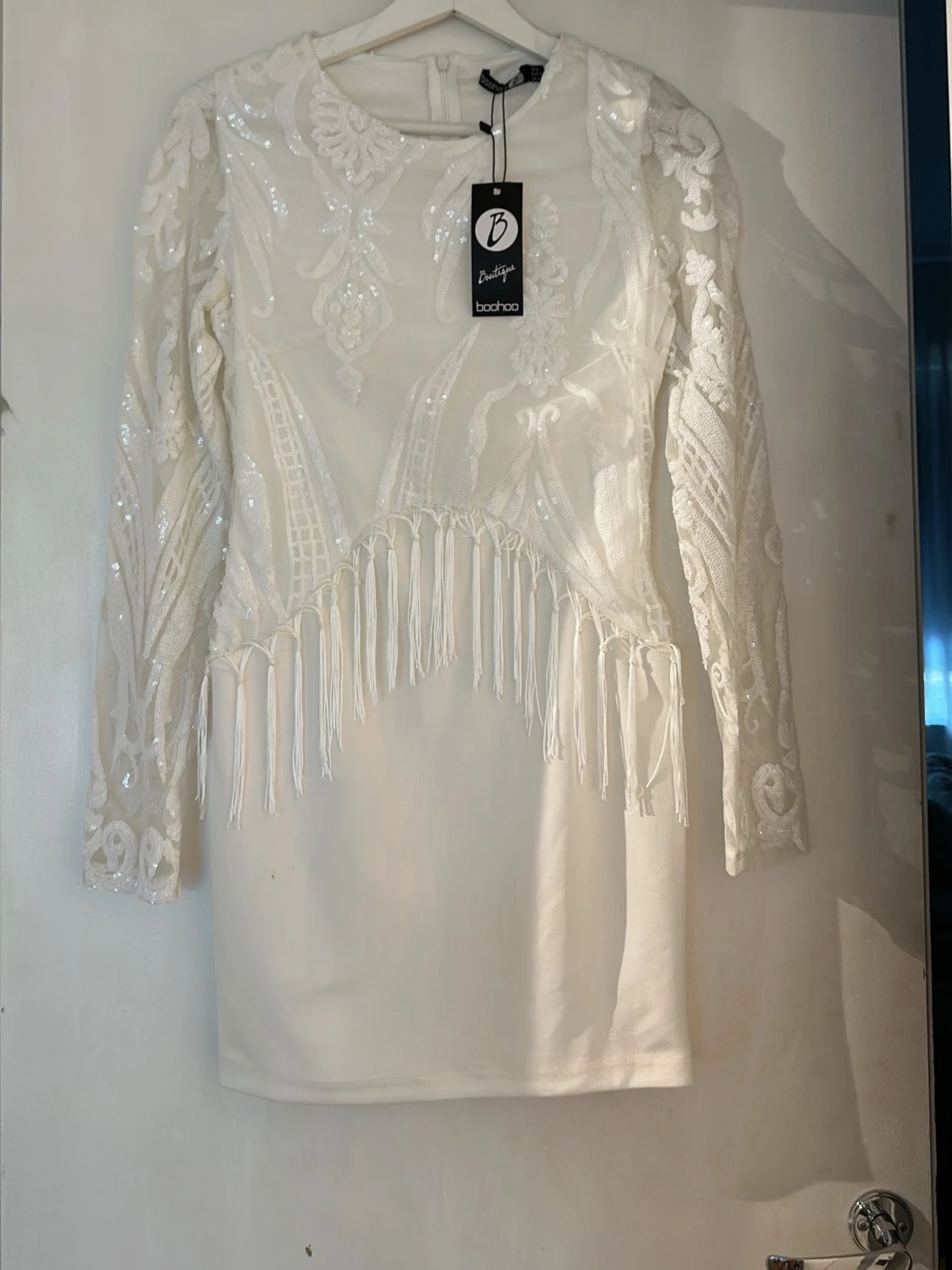 Vit paljettklänning med fransar Boohoo
