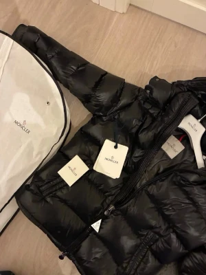 Moncler maya - Jackan är i storlek S men känns mer dom M 