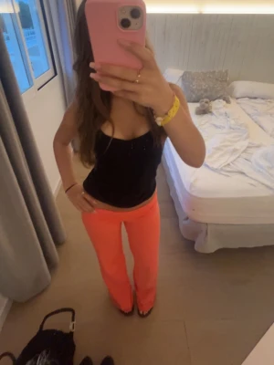 Coral byxor  - Coral pants från Gina Tricot 14+, storlek xs. Använda ca 2 gånger, inga defekter. Har kvar prislapp ifall det önskas. Sitter skit snyggt i rumpan men hade ingen bild på det tyvärr, skriv om ni vill ha fler bilder. 