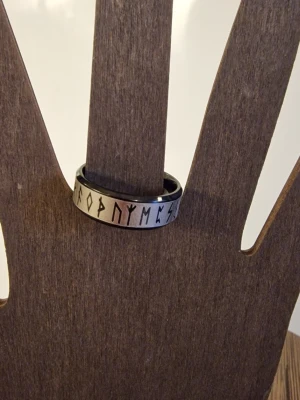 Ring viking - Ring viking. Titanium/304L. Rostfritt stål. Lasergraverbara. Hypoallergena. Diameter 21,30 mm. Storlek 12.