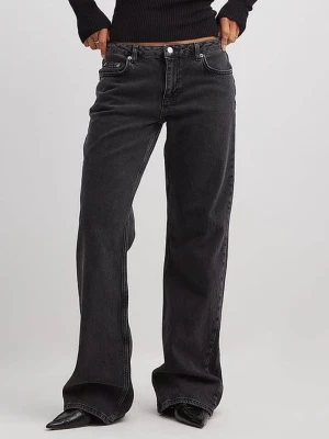 NAKD jeans - Säljer ett par svarta raka jeans från NA-KD i storlek 34. Jeansen har hög midja, fem fickor och klassisk knappgylf. Tillverkade i bomull med en cool tvättad look och avslappnad passform. Perfekta till sneakers eller boots. Säljer för de va alldeles för korta för mig som 173, har långa ben å kort överkropp😅