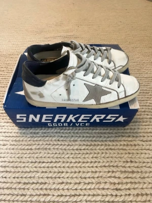 Golden Goose - Snygga vita sneakers från Golden Goose. De är storlek 40. Mycket bra skick. Hör gärna av vid frågor!!
