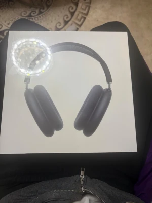 Apple AirPods Max hörlurar dark blue - Snygga Apple AirPods Max over-ear hörlurar i mörkblåa. Tillverkade i aluminium med mjuka öronkuddar och ett vadderat huvudband i mesh. Levereras med Smart Case för enkel förvaring. Perfekta för musik, film och gaming med grym ljudkvalitet.