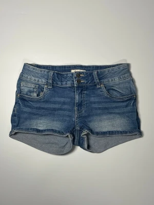 Lågmidjade jeansshorts - 👕 Plagg: Jeansshorts                                                          📏 Storlek: Midjemått 36 cm                                                                                                            ✨ Skick: Fint skick                                                        💬 Vid frågor är det bara att skriva!                                                                                          🛍️ Gramenti