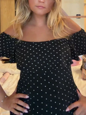 Prickig off shoulder topp - använd fåtal gånger, storlek S😇