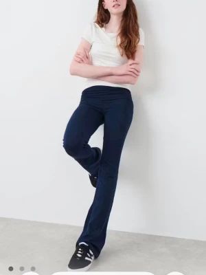 Mörkblå bootcut yogapants Gina Tricot - Snygga mörkblå yogapants från Gina Tricot i bootcut-modell. Tillverkade i stretchigt och mjukt material som sitter skönt på kroppen. Perfekta för dig som gillar en enkel men trendig look. Midjehög passform.Säljer pågrund av att de nu blivit försmå för mig. De är i mycket bra skick och ser oanvända ut💗💗