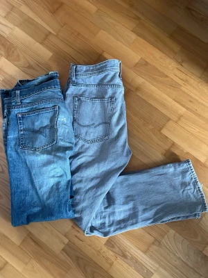 Jack & Jones - Säljer nu ett par ljusgrå jack & Jones jeans med relaxed fit i storlek 32/34 då de inte används längre. Jeansen är i mycket bra skick förutom att texten på patchen är lite sliten, och att det finns lite små svarta fläckar på fram och baksida. Inget jag stört mig på alls dock men mycke möjligt att de går bort i tvätten. Pris kan absolut diskuteras och tveka inte på att skriva vid frågor. Jeansen är också ljusare än va de ser ut att vara på bilden!