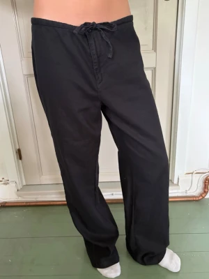 Jättefina linnebyxor  - Köpt vintage, står ej storlek men gissar på S/M, modellen brukar ha xs och är 166cm och de är lite stora, priset går att diskuteras❤️