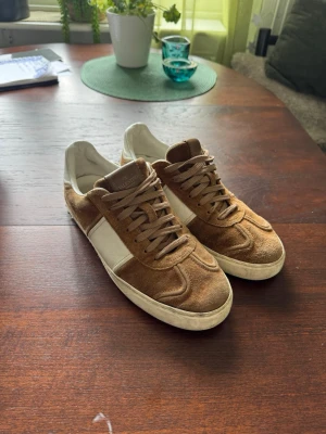 Valentino flycrew - Säljer nu mina älskade valentino flycrews. Detta är dem snyggaste skorna jag ägt men dem börjar tyvärr vara för små. Dem är i brun mocka med endast 1 nit borta. - Ljusbrun - fräsch mocka - Storlek 41 - fås med dustbag Ett par perfekta höstskor! Kom pm för mer info, tveka inte att höra av dig!😊