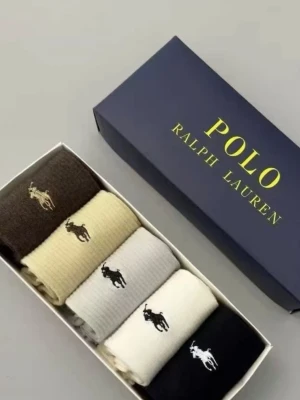 Strumpor från Polo Ralph Lauren - Säljer ett 5-pack strumpor från Polo Ralph Lauren i olika färger: brun, beige, grå, vit och svart. Alla har den klassiska broderade loggan på sidan. Strumporna är ribbade och tillverkade i mjuk bomull för skön komfort.
